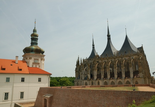 Chrám sv. Barbory a jezuitská kolej - pohled ze zahrad GASKu
