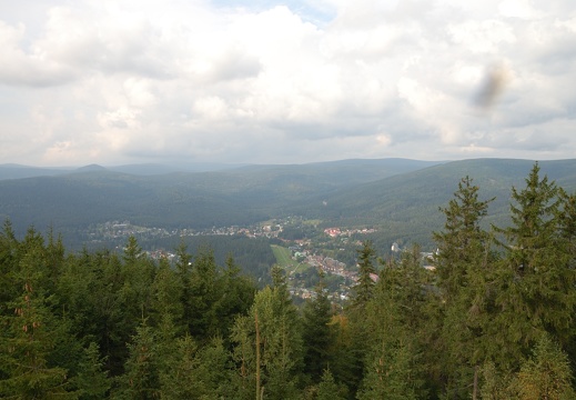 Pohled na Harrachov z vyhlídky na Čertově hoře